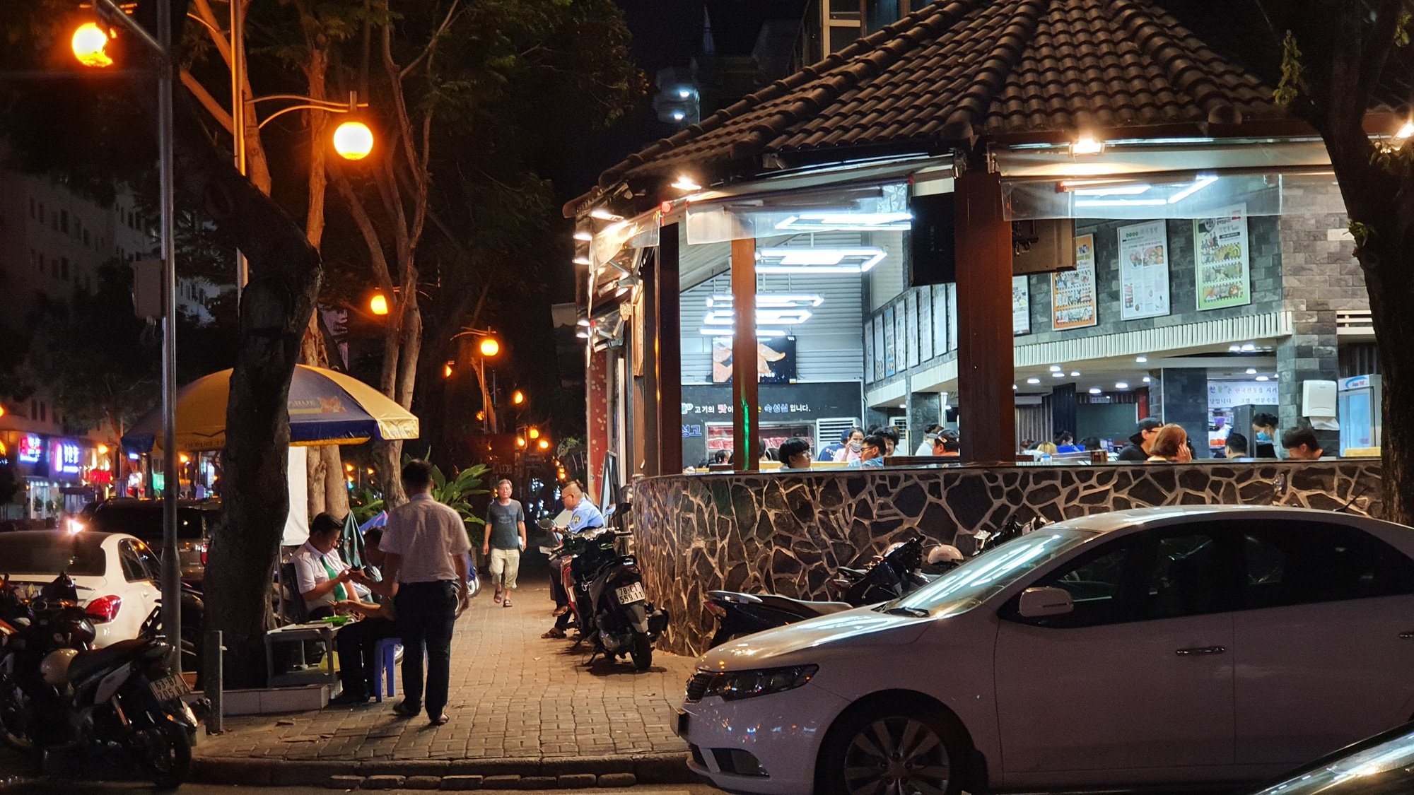 Người Hàn Quốc tại TP HCM: Ra đường không đeo khẩu trang, vẫn tụ tập ăn uống giữa mùa dịch corona - Ảnh 3. Người Hàn Quốc tại TP HCM: Ra đường không đeo khẩu trang, vẫn tụ tập ăn uống giữa mùa dịch corona - Ảnh 3.
