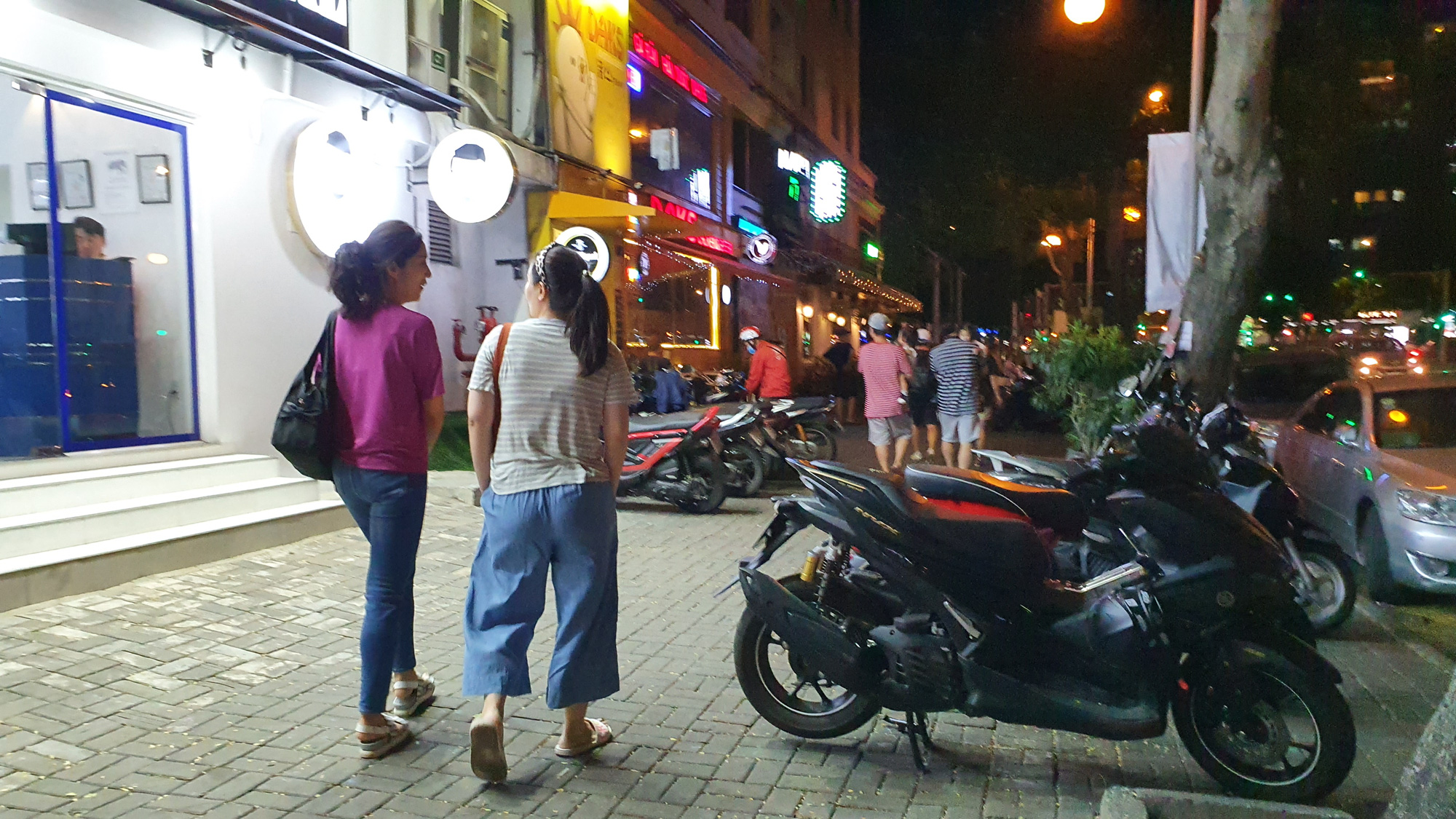 Người Hàn Quốc tại TP HCM: Ra đường không đeo khẩu trang, vẫn tụ tập ăn uống giữa mùa dịch corona - Ảnh 2. Người Hàn Quốc tại TP HCM: Ra đường không đeo khẩu trang, vẫn tụ tập ăn uống giữa mùa dịch corona - Ảnh 2.