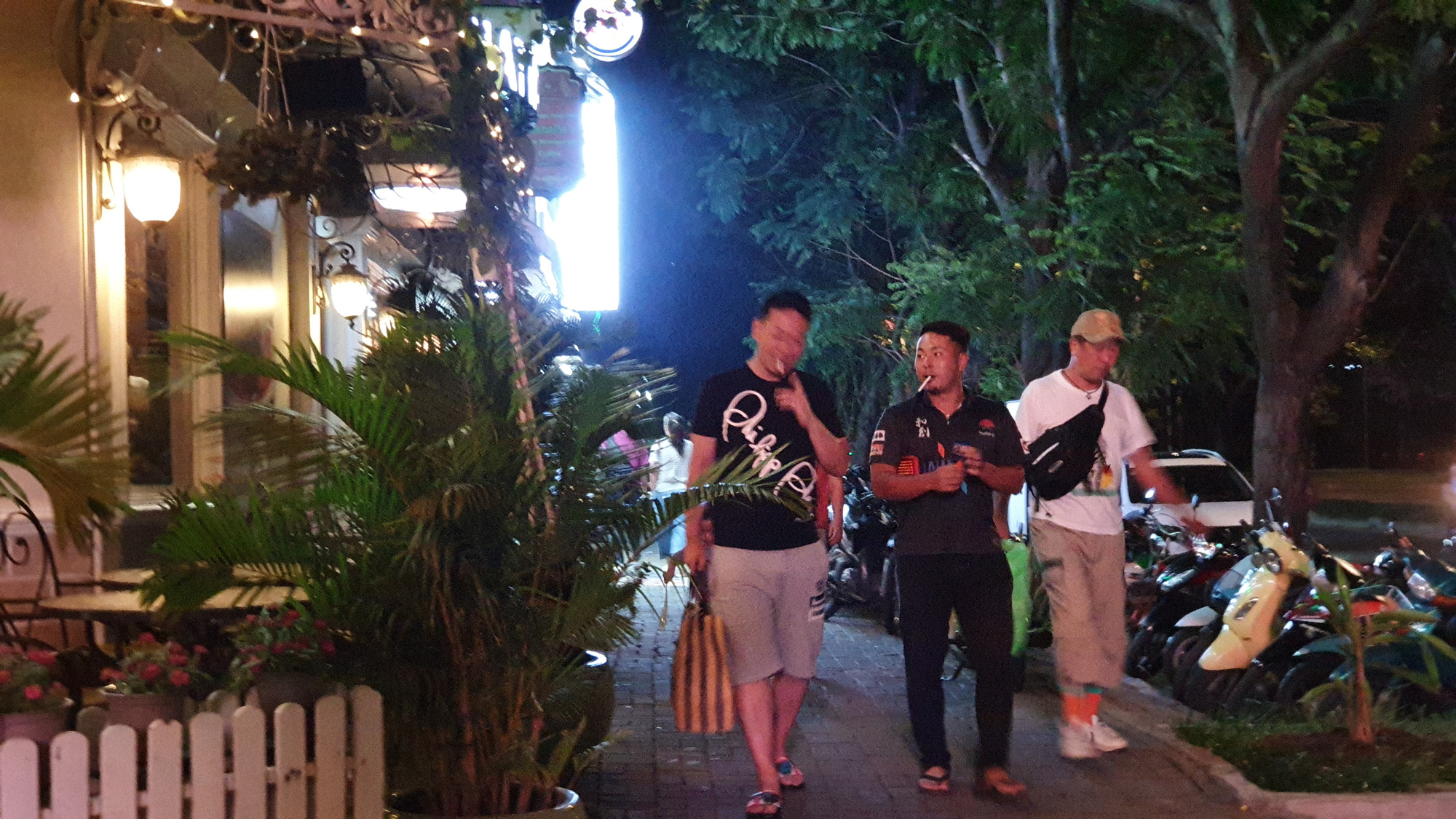 Người Hàn Quốc tại TP HCM: Ra đường không đeo khẩu trang, vẫn tụ tập ăn uống giữa mùa dịch corona - Ảnh 8. Người Hàn Quốc tại TP HCM: Ra đường không đeo khẩu trang, vẫn tụ tập ăn uống giữa mùa dịch corona - Ảnh 8.