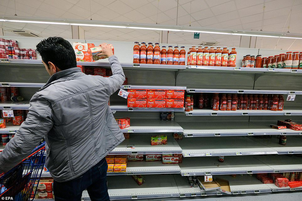 Bên trong những siêu thị, cửa hàng Italy mùa dịch Covid-19 - Ảnh 3. Bên trong những siêu thị, cửa hàng Italy mùa dịch Covid-19 - Ảnh 3.