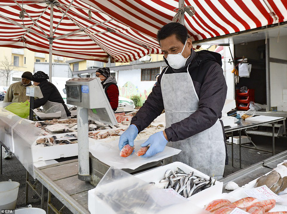 Bên trong những siêu thị, cửa hàng Italy mùa dịch Covid-19 - Ảnh 7. Bên trong những siêu thị, cửa hàng Italy mùa dịch Covid-19 - Ảnh 7.
