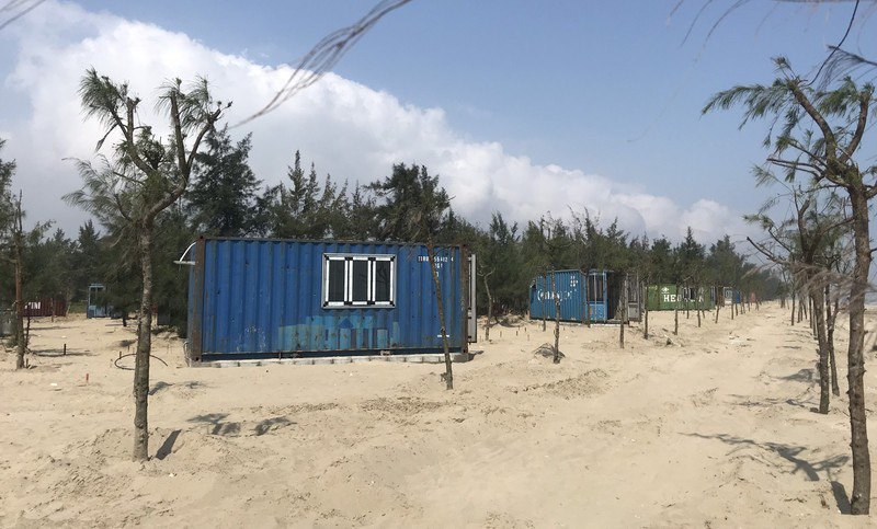 Doanh nghiệp tự ý dựng cả trăm nhà bằng container trong rừng phòng hộ - Ảnh 1. Doanh nghiệp tự ý dựng cả trăm nhà bằng container trong rừng phòng hộ - Ảnh 1.