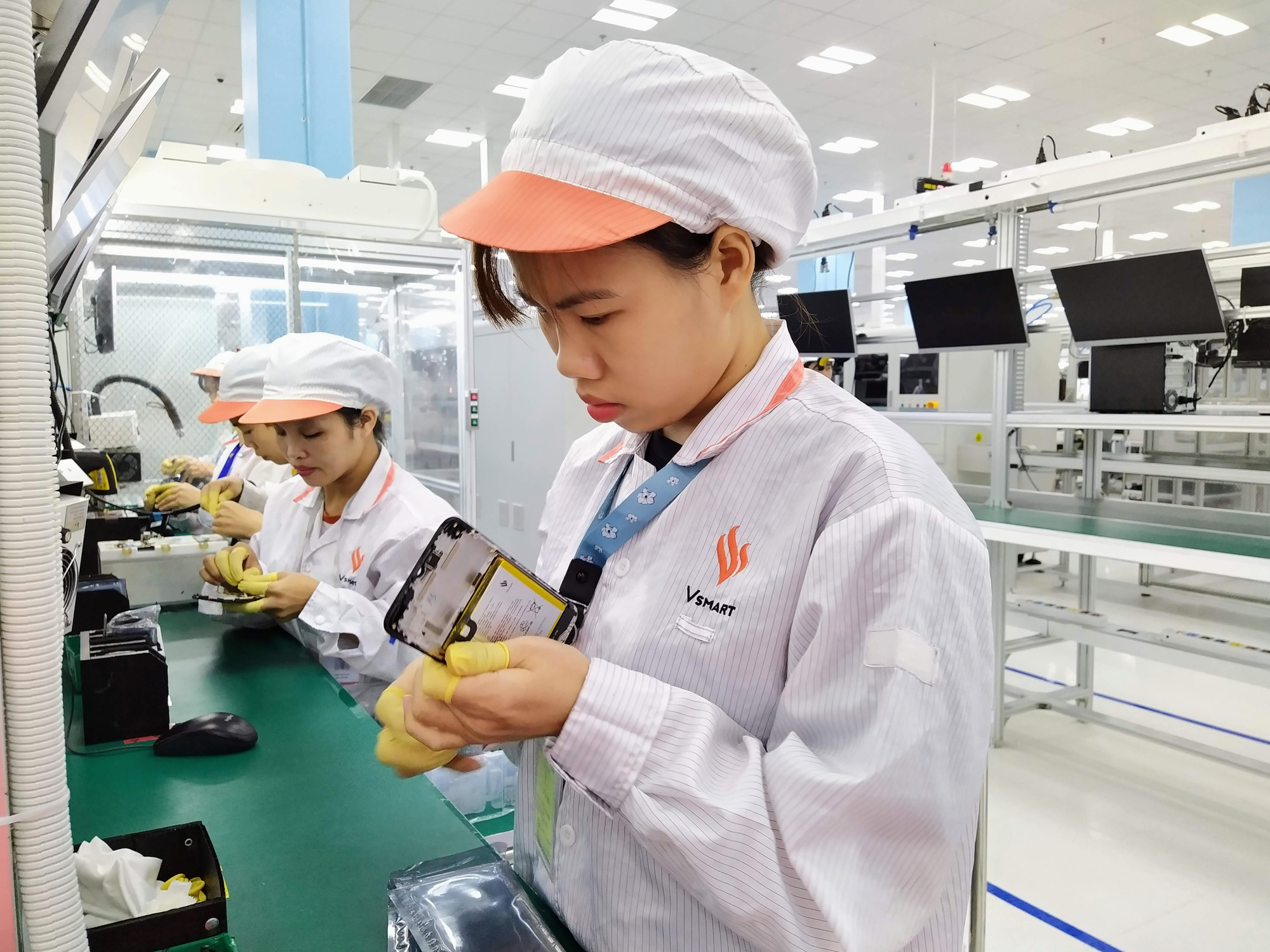 Fitch Solutions hạ dự báo tăng trưởng của Việt Nam vì dịch Covid - 19 - Ảnh 1. Fitch Solutions hạ dự báo tăng trưởng của Việt Nam vì dịch Covid - 19 - Ảnh 1.