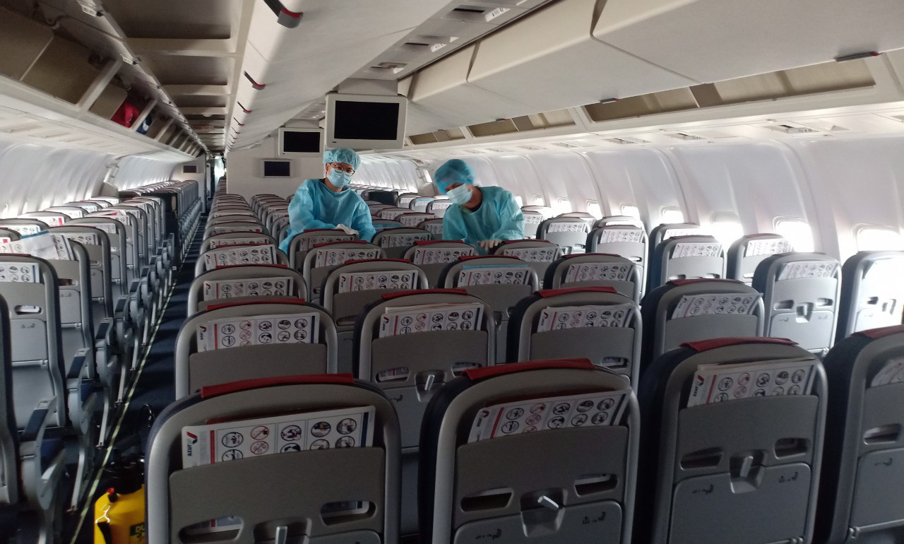 Đến sân bay quốc tế Cam Ranh, người Hàn Quốc đi đường riêng qua 2 hai máy đo thân nhiệt - Ảnh 3. Đến sân bay quốc tế Cam Ranh, người Hàn Quốc đi đường riêng qua 2 hai máy đo thân nhiệt - Ảnh 3.