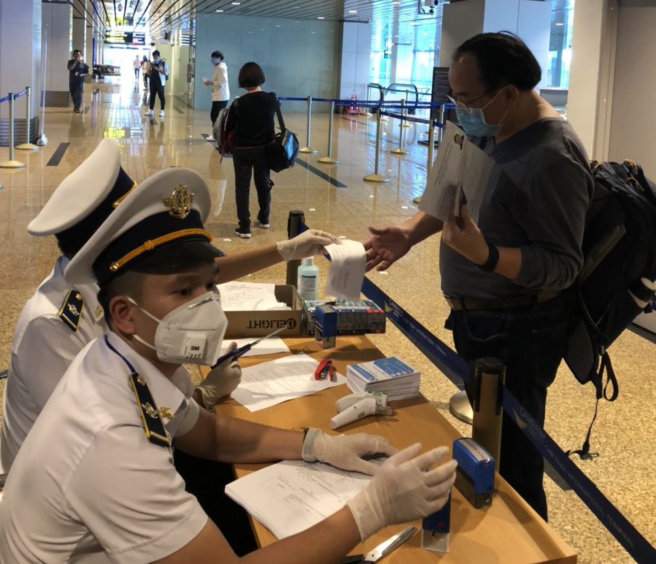 Đến sân bay quốc tế Cam Ranh, người Hàn Quốc đi đường riêng qua 2 hai máy đo thân nhiệt - Ảnh 1. Đến sân bay quốc tế Cam Ranh, người Hàn Quốc đi đường riêng qua 2 hai máy đo thân nhiệt - Ảnh 1.