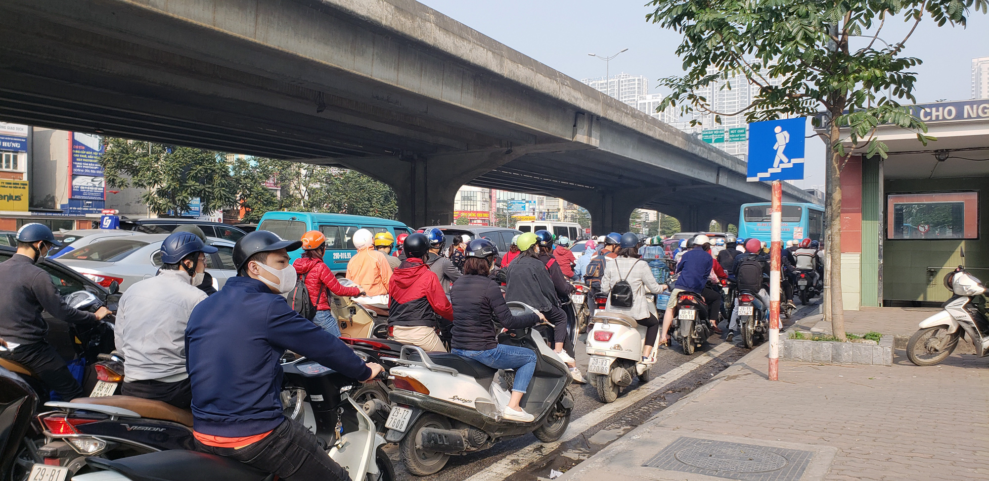 Học sinh, sinh viên nghỉ học, Hà Nội vẫn ùn tắc nhiều nơi như thời chưa có dịch Covid-19 - Ảnh 10. Học sinh, sinh viên nghỉ học, Hà Nội vẫn ùn tắc nhiều nơi như thời chưa có dịch Covid-19 - Ảnh 10.