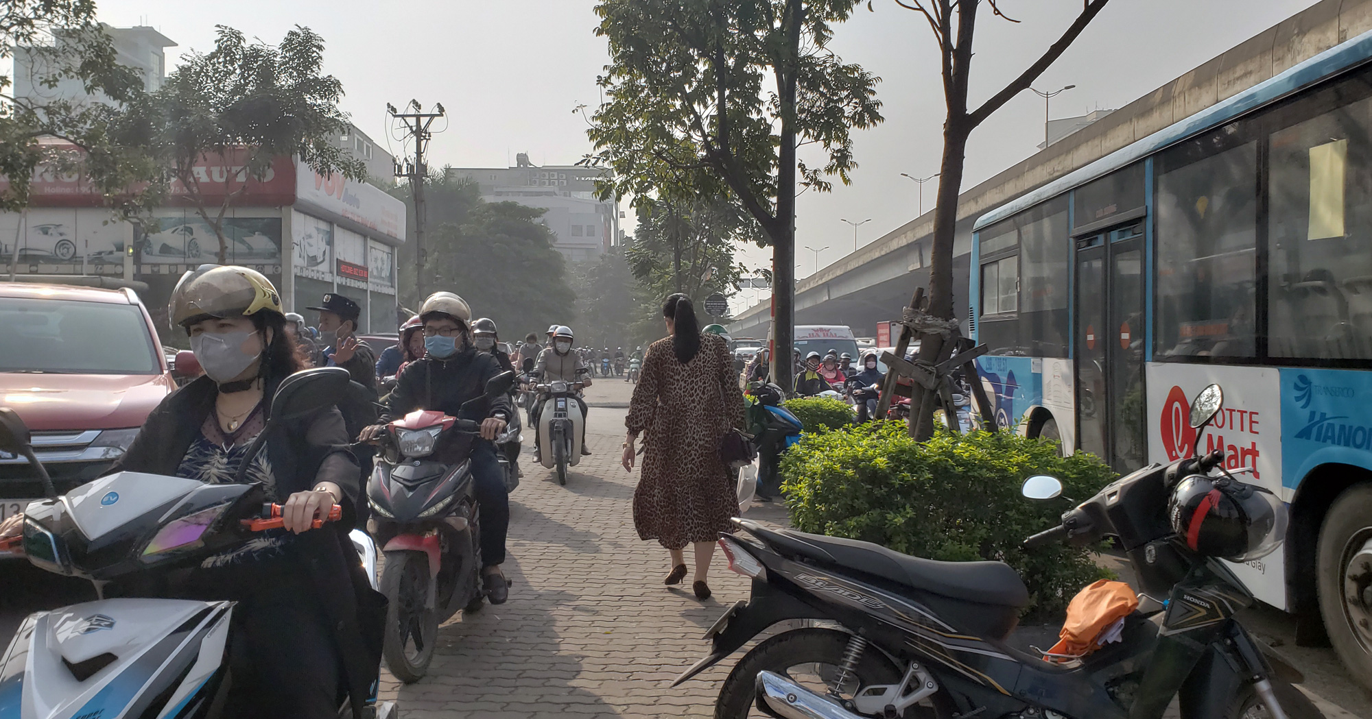 Học sinh, sinh viên nghỉ học, Hà Nội vẫn ùn tắc nhiều nơi như thời chưa có dịch Covid-19 - Ảnh 11. Học sinh, sinh viên nghỉ học, Hà Nội vẫn ùn tắc nhiều nơi như thời chưa có dịch Covid-19 - Ảnh 11.