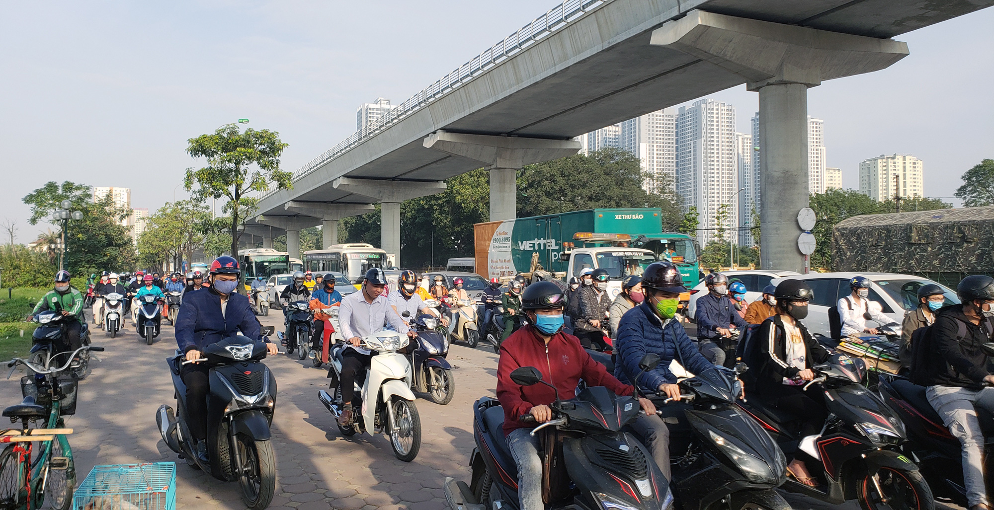 Học sinh, sinh viên nghỉ học, Hà Nội vẫn ùn tắc nhiều nơi như thời chưa có dịch Covid-19 - Ảnh 12. Học sinh, sinh viên nghỉ học, Hà Nội vẫn ùn tắc nhiều nơi như thời chưa có dịch Covid-19 - Ảnh 12.