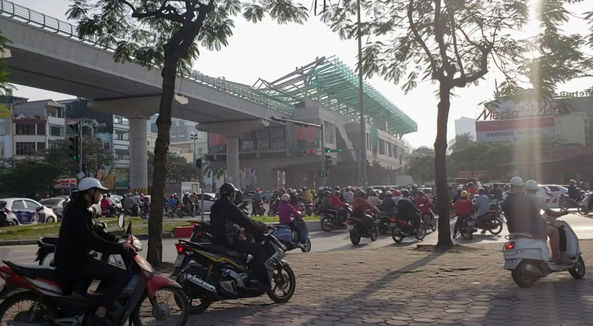 Học sinh, sinh viên nghỉ học, Hà Nội vẫn ùn tắc nhiều nơi như thời chưa có dịch Covid-19 - Ảnh 13. Học sinh, sinh viên nghỉ học, Hà Nội vẫn ùn tắc nhiều nơi như thời chưa có dịch Covid-19 - Ảnh 13.