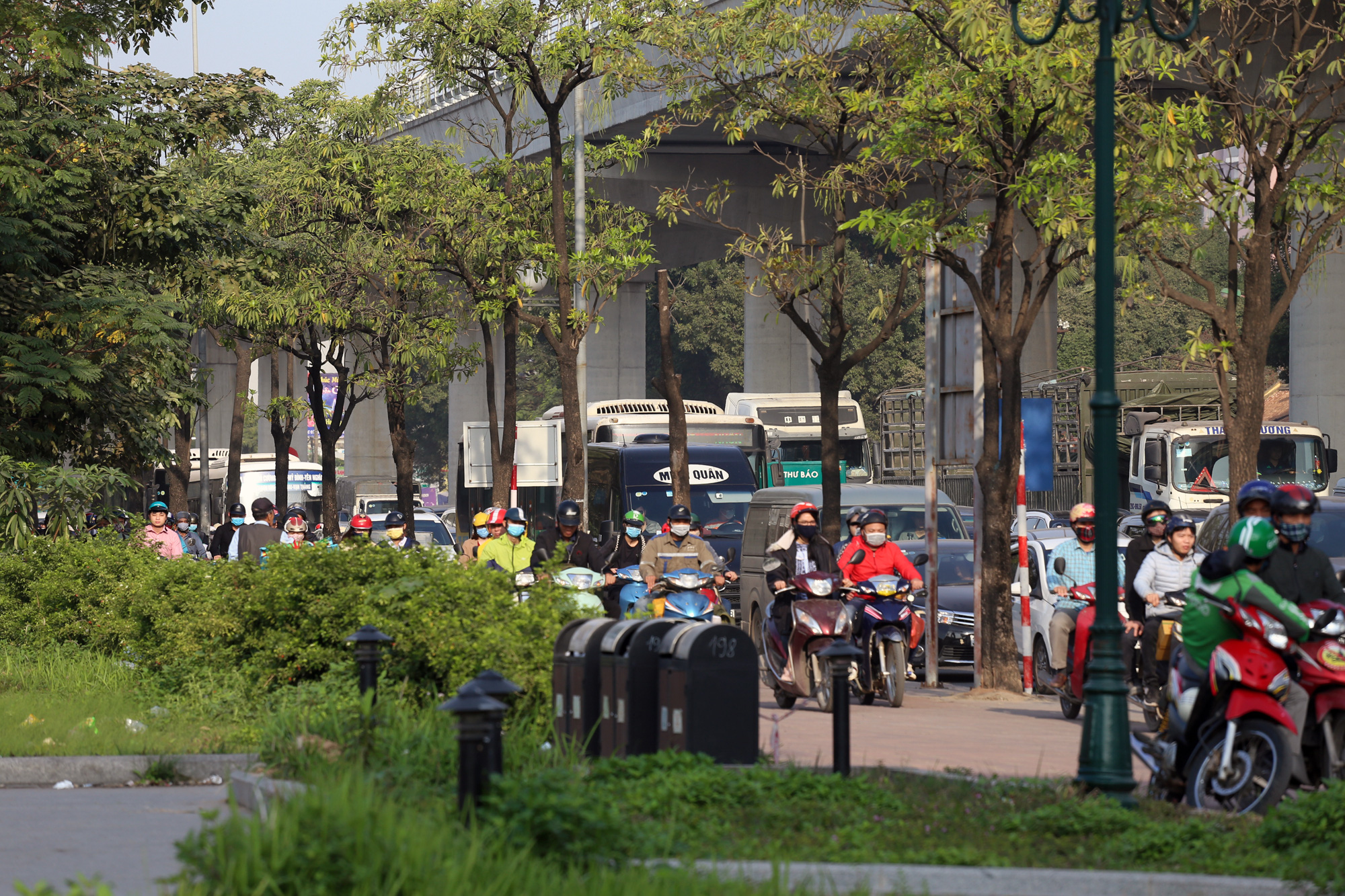 Học sinh, sinh viên nghỉ học, Hà Nội vẫn ùn tắc nhiều nơi như thời chưa có dịch Covid-19 - Ảnh 14. Học sinh, sinh viên nghỉ học, Hà Nội vẫn ùn tắc nhiều nơi như thời chưa có dịch Covid-19 - Ảnh 14.
