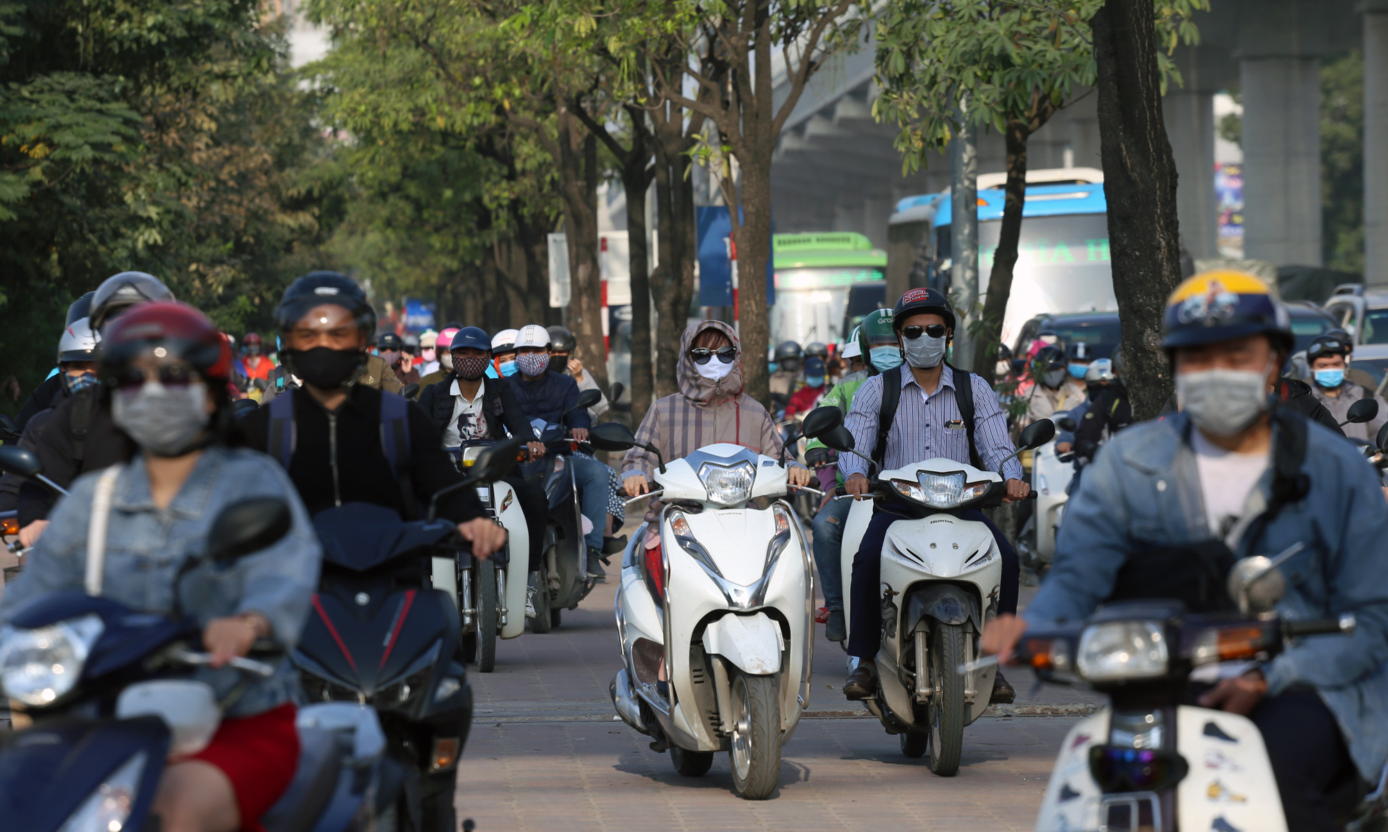Học sinh, sinh viên nghỉ học, Hà Nội vẫn ùn tắc nhiều nơi như thời chưa có dịch Covid-19 - Ảnh 15. Học sinh, sinh viên nghỉ học, Hà Nội vẫn ùn tắc nhiều nơi như thời chưa có dịch Covid-19 - Ảnh 15.