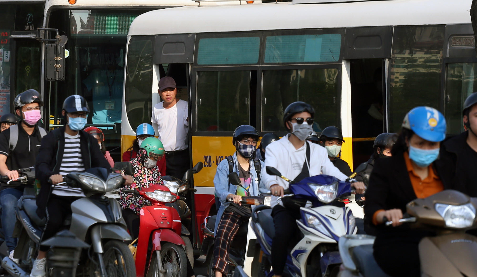 Học sinh, sinh viên nghỉ học, Hà Nội vẫn ùn tắc nhiều nơi như thời chưa có dịch Covid-19 - Ảnh 16. Học sinh, sinh viên nghỉ học, Hà Nội vẫn ùn tắc nhiều nơi như thời chưa có dịch Covid-19 - Ảnh 16.