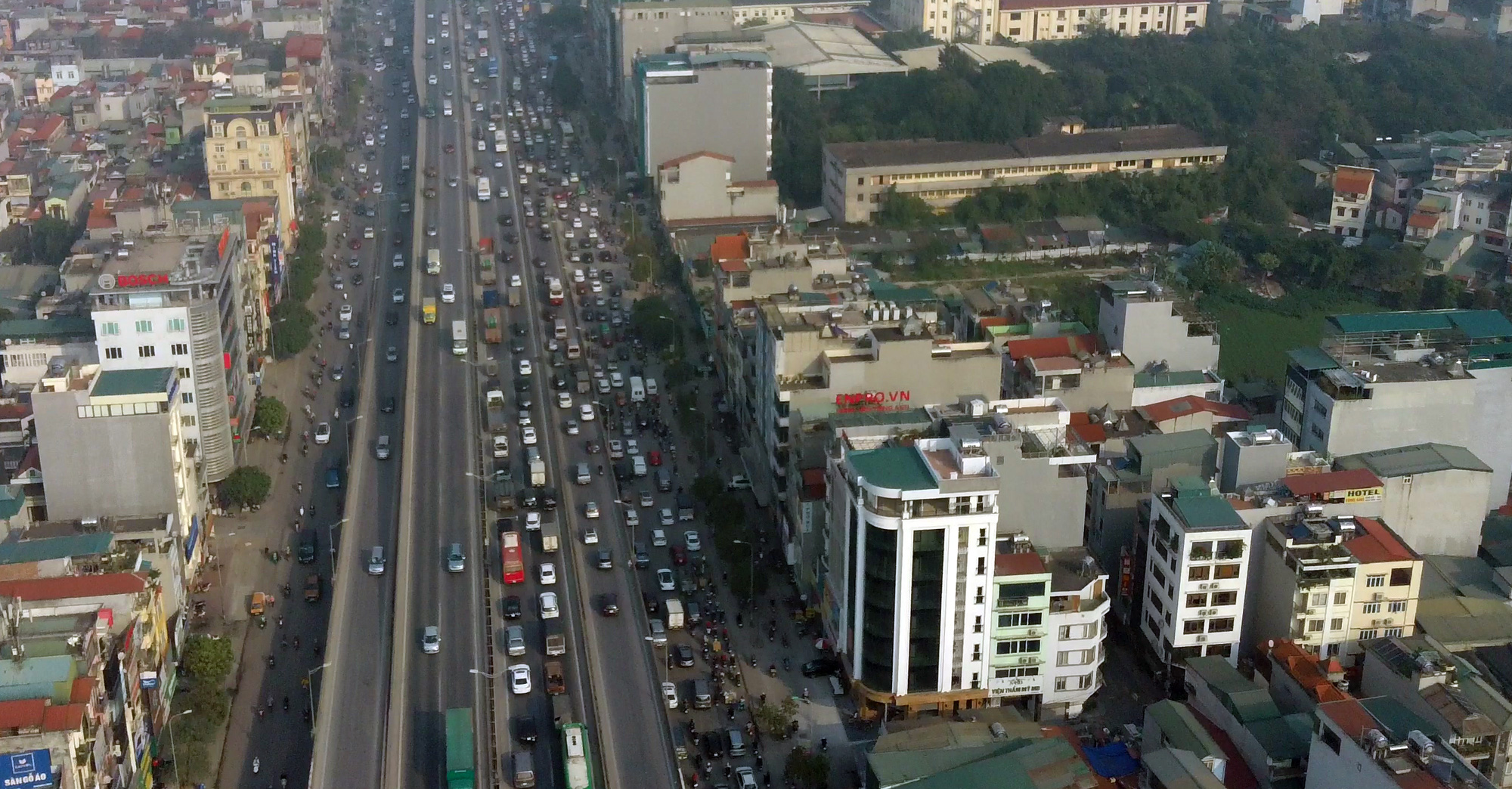 Học sinh, sinh viên nghỉ học, Hà Nội vẫn ùn tắc nhiều nơi như thời chưa có dịch Covid-19 - Ảnh 2. Học sinh, sinh viên nghỉ học, Hà Nội vẫn ùn tắc nhiều nơi như thời chưa có dịch Covid-19 - Ảnh 2.