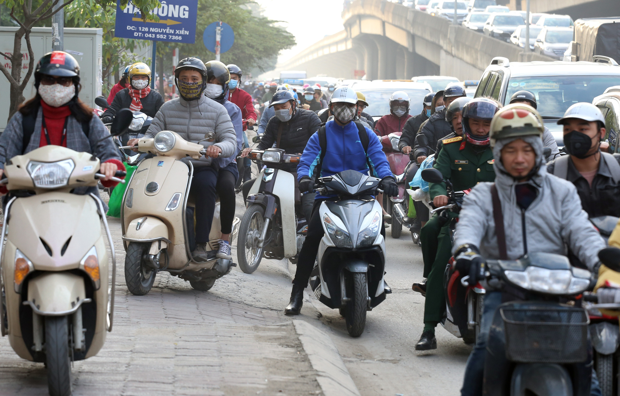 Học sinh, sinh viên nghỉ học, Hà Nội vẫn ùn tắc nhiều nơi như thời chưa có dịch Covid-19 - Ảnh 4. Học sinh, sinh viên nghỉ học, Hà Nội vẫn ùn tắc nhiều nơi như thời chưa có dịch Covid-19 - Ảnh 4.