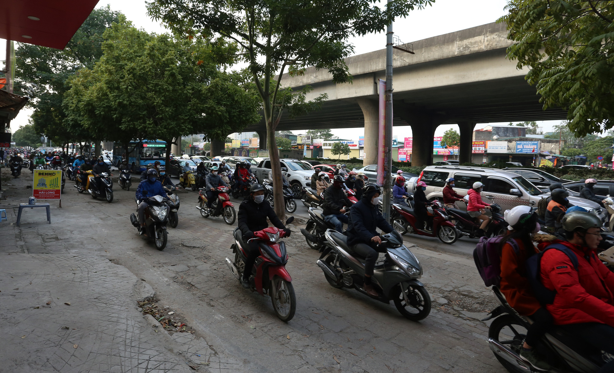 Học sinh, sinh viên nghỉ học, Hà Nội vẫn ùn tắc nhiều nơi như thời chưa có dịch Covid-19 - Ảnh 5. Học sinh, sinh viên nghỉ học, Hà Nội vẫn ùn tắc nhiều nơi như thời chưa có dịch Covid-19 - Ảnh 5.