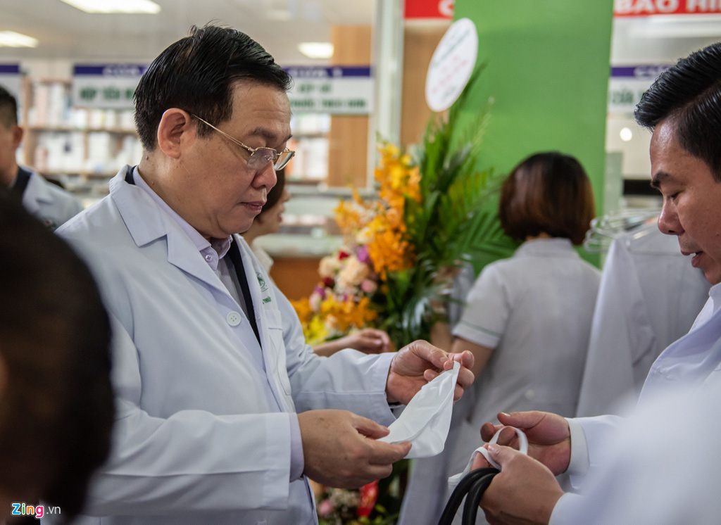 Bí thư Hà Nội Vương Đình Huệ thăm nơi cách li dịch Covid-19 - Ảnh 2. Bí thư Hà Nội Vương Đình Huệ thăm nơi cách li dịch Covid-19 - Ảnh 2.