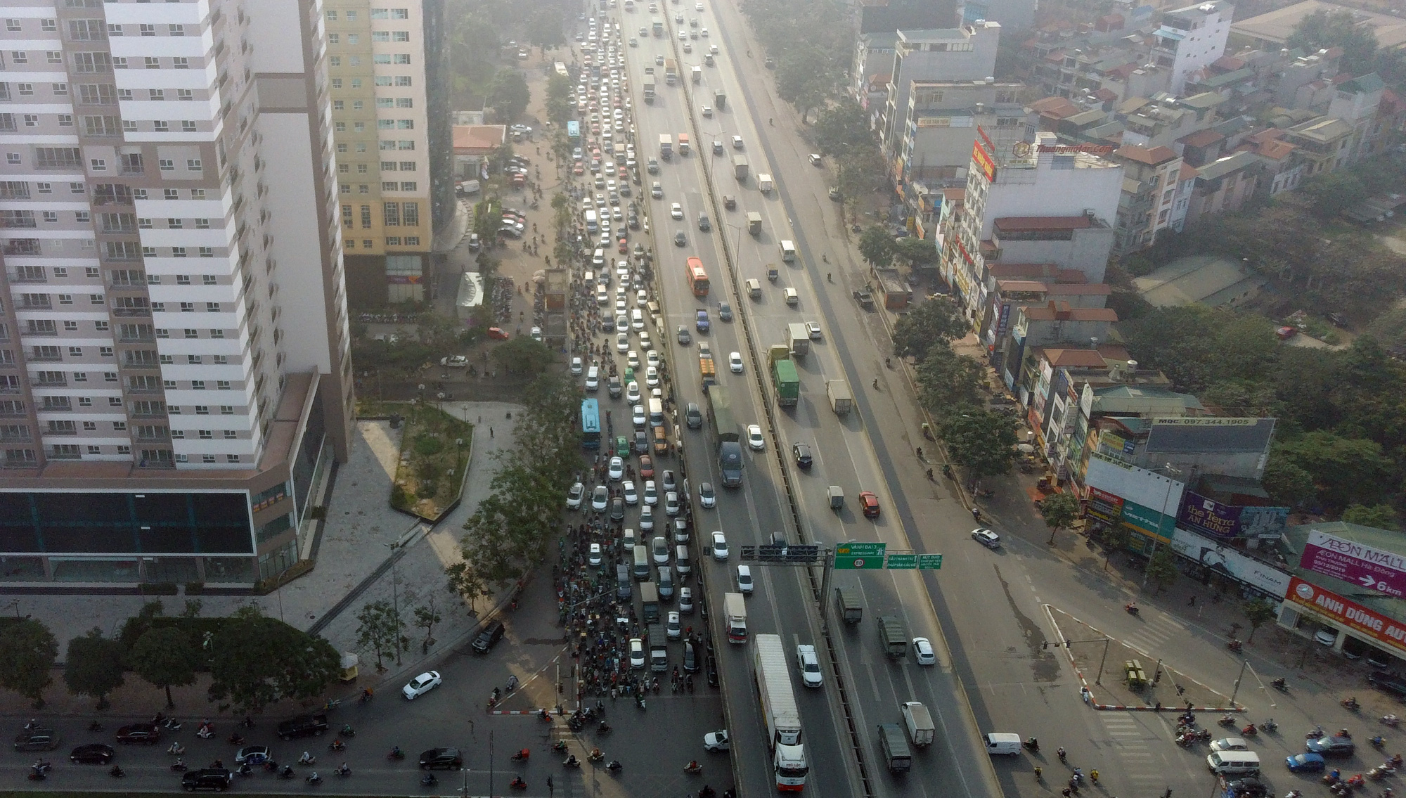 Học sinh, sinh viên nghỉ học, Hà Nội vẫn ùn tắc nhiều nơi như thời chưa có dịch Covid-19 - Ảnh 7. Học sinh, sinh viên nghỉ học, Hà Nội vẫn ùn tắc nhiều nơi như thời chưa có dịch Covid-19 - Ảnh 7.