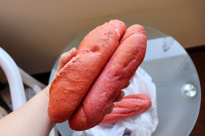 Bánh mì thanh long Việt Nam được báo nước ngoài khen ngợi - Ảnh 1.