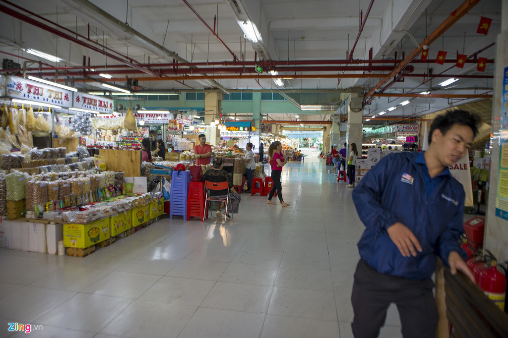 Tiểu thương chợ sỉ An Đông mỏi mòn chờ khách - Ảnh 1.