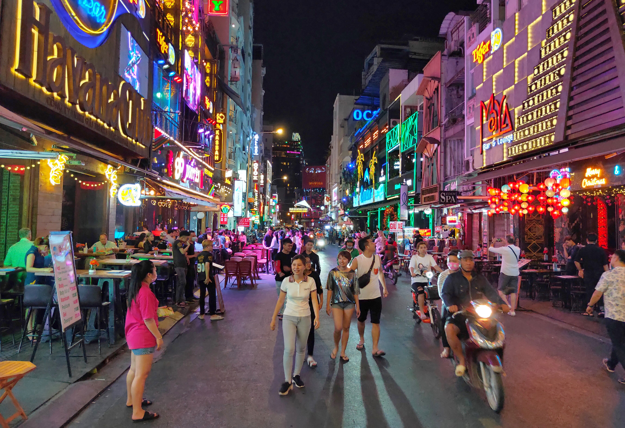 Khách du lịch thảnh thơi dạo TP HCM, phố Tây Bùi Viện trở lại hình ảnh 'con đường không ngủ' - Ảnh 21. Khách du lịch thảnh thơi dạo TP HCM, phố Tây Bùi Viện trở lại hình ảnh 'con đường không ngủ' - Ảnh 21.