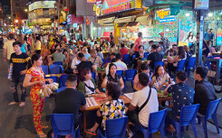 Khách du lịch thảnh thơi dạo chơi ở TP HCM, phố Tây Bùi Viện trở lại hình ảnh 'con đường không ngủ'