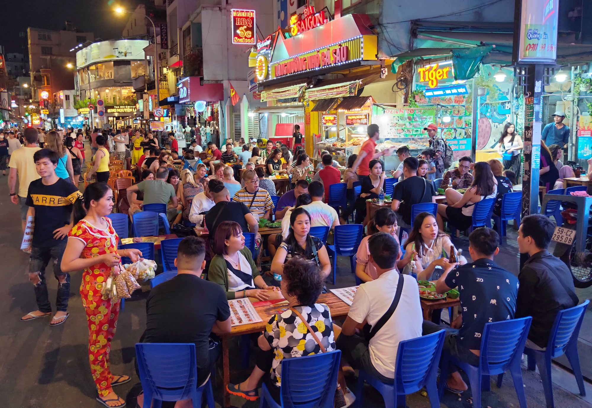 Khách du lịch thảnh thơi dạo TP HCM, phố Tây Bùi Viện trở lại hình ảnh 'con đường không ngủ' - Ảnh 24. Khách du lịch thảnh thơi dạo TP HCM, phố Tây Bùi Viện trở lại hình ảnh 'con đường không ngủ' - Ảnh 24.