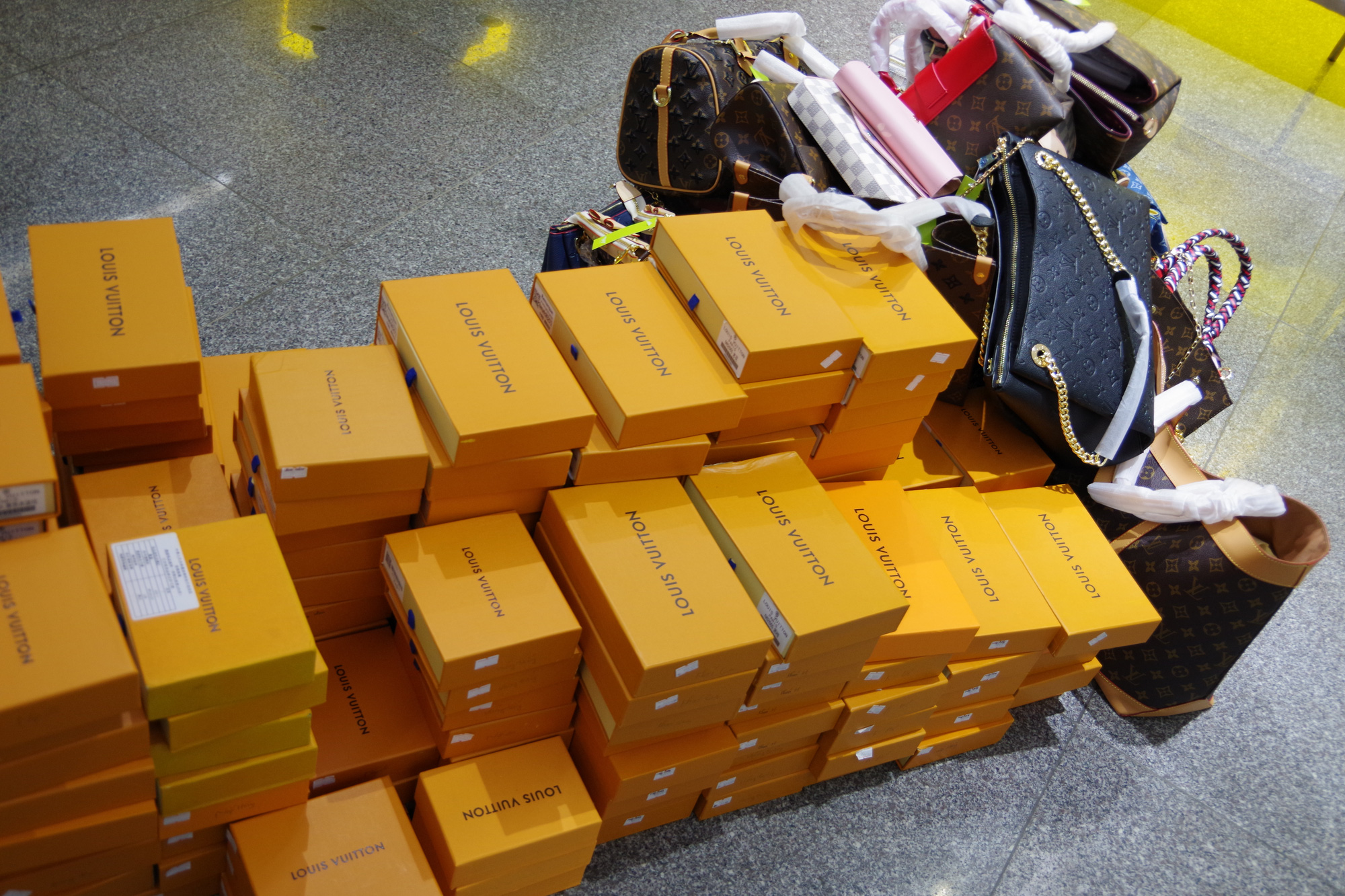 Phát hiện ổ hàng hiệu Chanel, Gucci, Prada, Hermes dỏm tại trung tâm thương mại sầm uất ở Hà Nội - Ảnh 2. Phát hiện ổ hàng hiệu Chanel, Gucci, Prada, Hermes dỏm tại trung tâm thương mại sầm uất ở Hà Nội - Ảnh 2.
