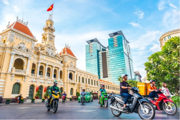 Vì sao các thương hiệu thời trang nổi tiếng Louis Vuitton, Uniqlo và Zara cập bến Việt Nam? - Ảnh 2.