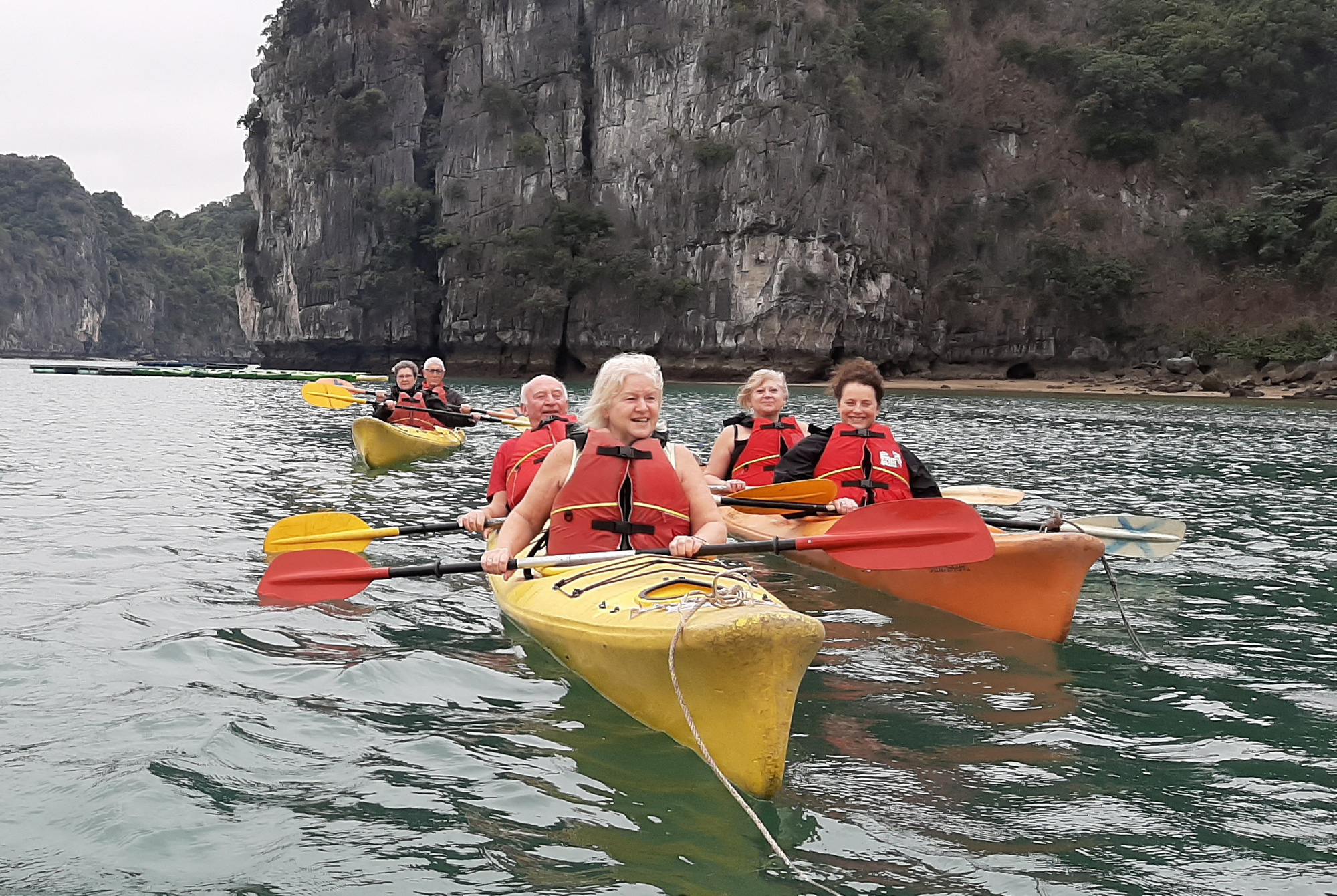 Nhiều gia đình 'thần tốc' chốt tour đi 'giải cứu' du lịch - Ảnh 4. Nhiều gia đình 'thần tốc' chốt tour đi 'giải cứu' du lịch - Ảnh 4.