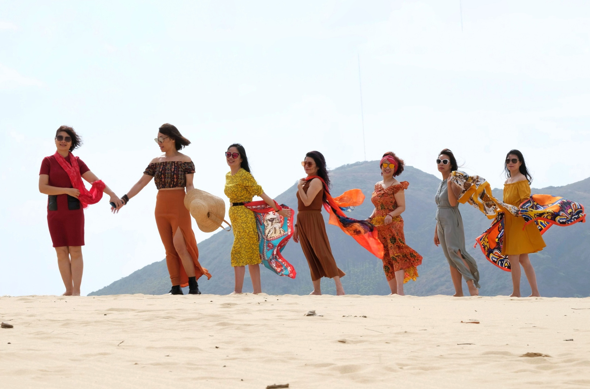 Nhiều gia đình 'thần tốc' chốt tour đi 'giải cứu' du lịch - Ảnh 1. Nhiều gia đình 'thần tốc' chốt tour đi 'giải cứu' du lịch - Ảnh 1.