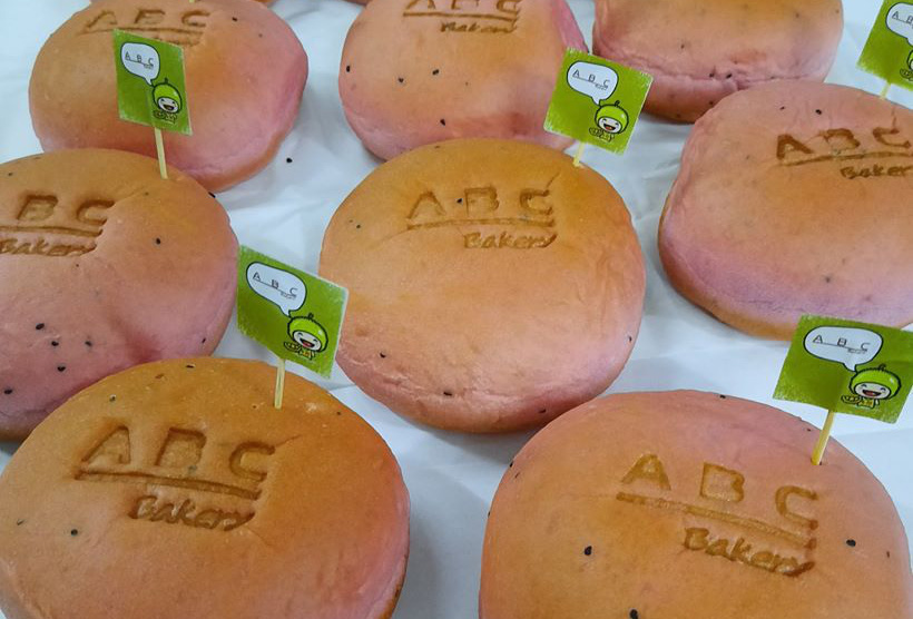 Ông Kao Siêu Lực tiếp tục gây sốt với bánh mì thanh long nhân sầu riêng Ri 6 - Ảnh 2. Ông Kao Siêu Lực tiếp tục gây sốt với bánh mì thanh long nhân sầu riêng Ri 6 - Ảnh 2.