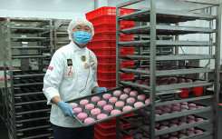 Ông Kao Siêu Lực tiếp tục gây sốt với bánh mì thanh long nhân sầu riêng