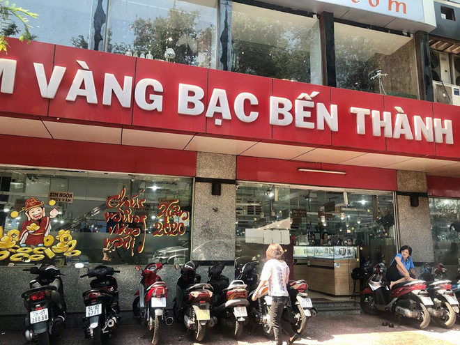 Ngược đời vàng giảm mạnh lại chẳng mấy ai đi mua - Ảnh 2.