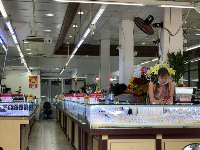 Ngược đời vàng giảm mạnh lại chẳng mấy ai đi mua - Ảnh 8.