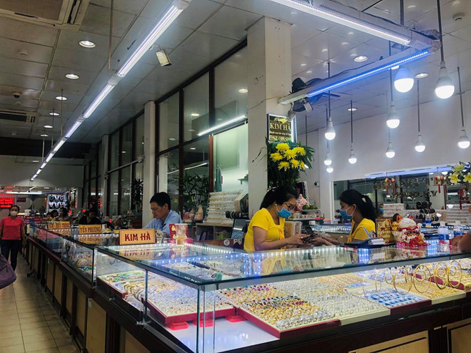 Ngược đời vàng giảm mạnh lại chẳng mấy ai đi mua - Ảnh 9.