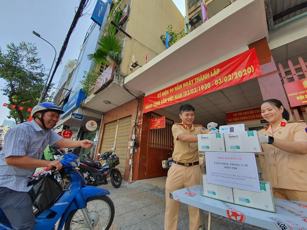 Khách Tây, người Sài Gòn bất ngờ được phát khẩu trang y tế miễn phí tận tay - Ảnh 9.