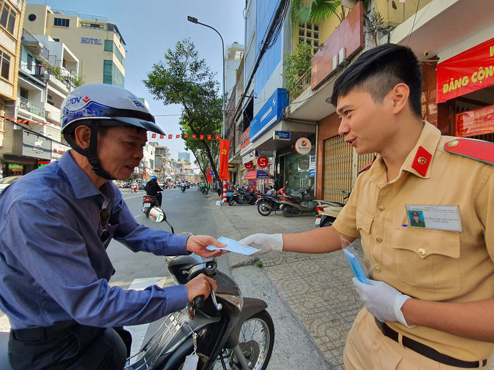 Khách Tây, người Sài Gòn bất ngờ được phát khẩu trang y tế miễn phí tận tay - Ảnh 8.