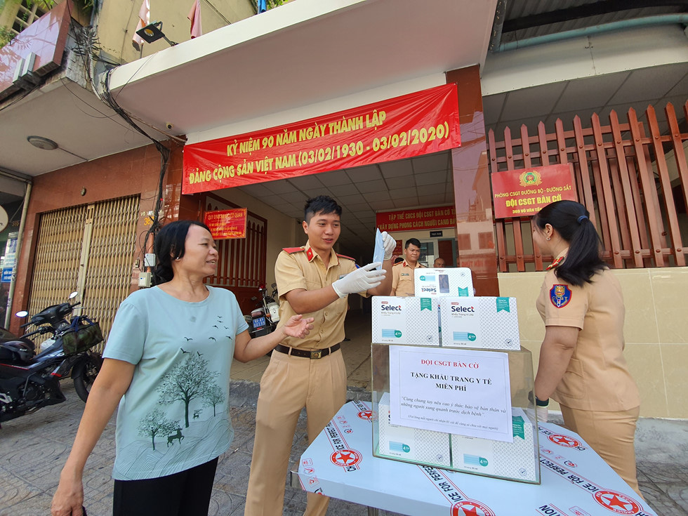 Khách Tây, người Sài Gòn bất ngờ được phát khẩu trang y tế miễn phí tận tay - Ảnh 7.