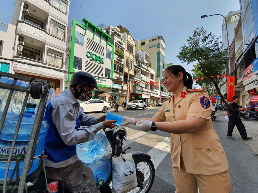 Khách Tây, người Sài Gòn bất ngờ được phát khẩu trang y tế miễn phí tận tay - Ảnh 11.