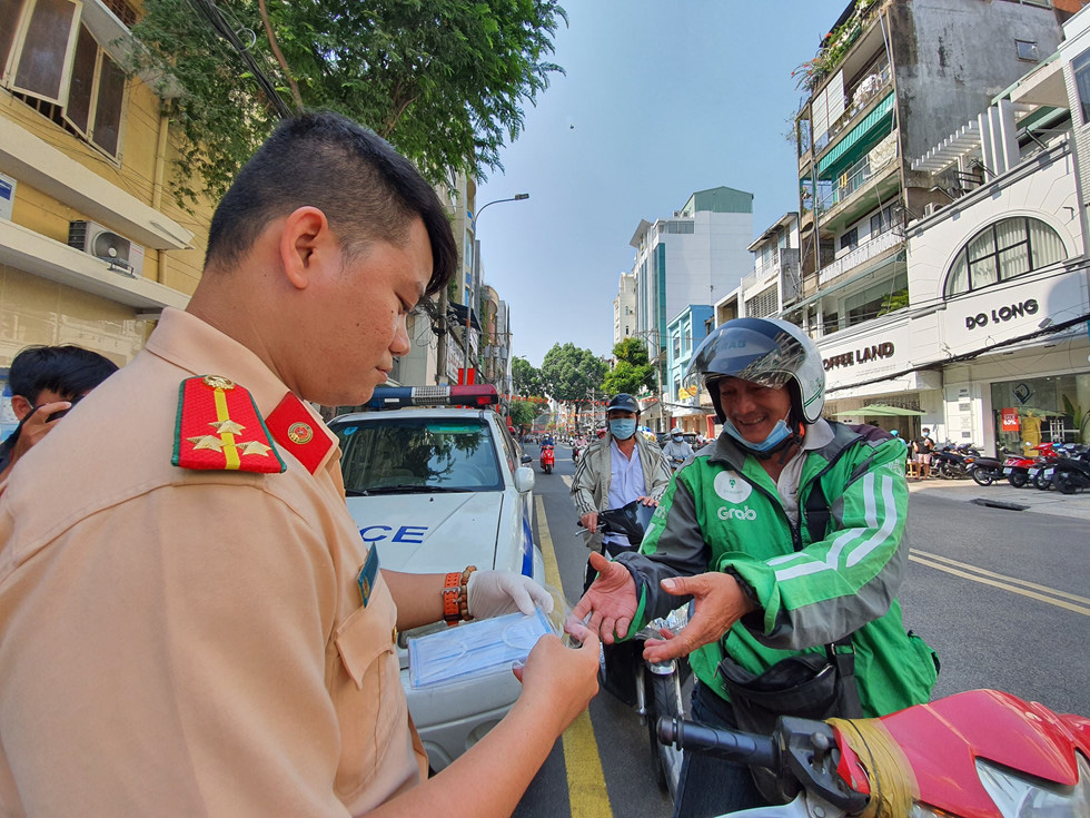Khách Tây, người Sài Gòn bất ngờ được phát khẩu trang y tế miễn phí tận tay - Ảnh 10.
