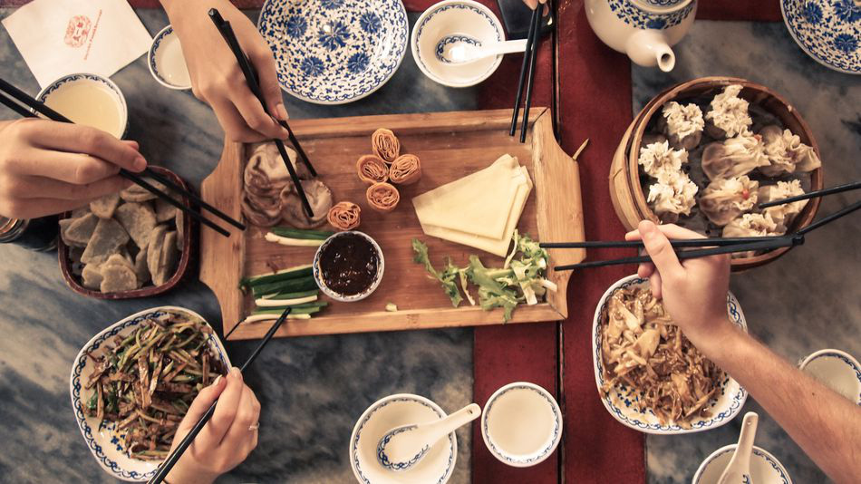 Ghi nhớ những hành động cần tránh khi dùng đũa để ai cũng muốn ăn chung mâm với bạn - Ảnh 1. Ghi nhớ những hành động cần tránh khi dùng đũa để ai cũng muốn ăn chung mâm với bạn - Ảnh 1.