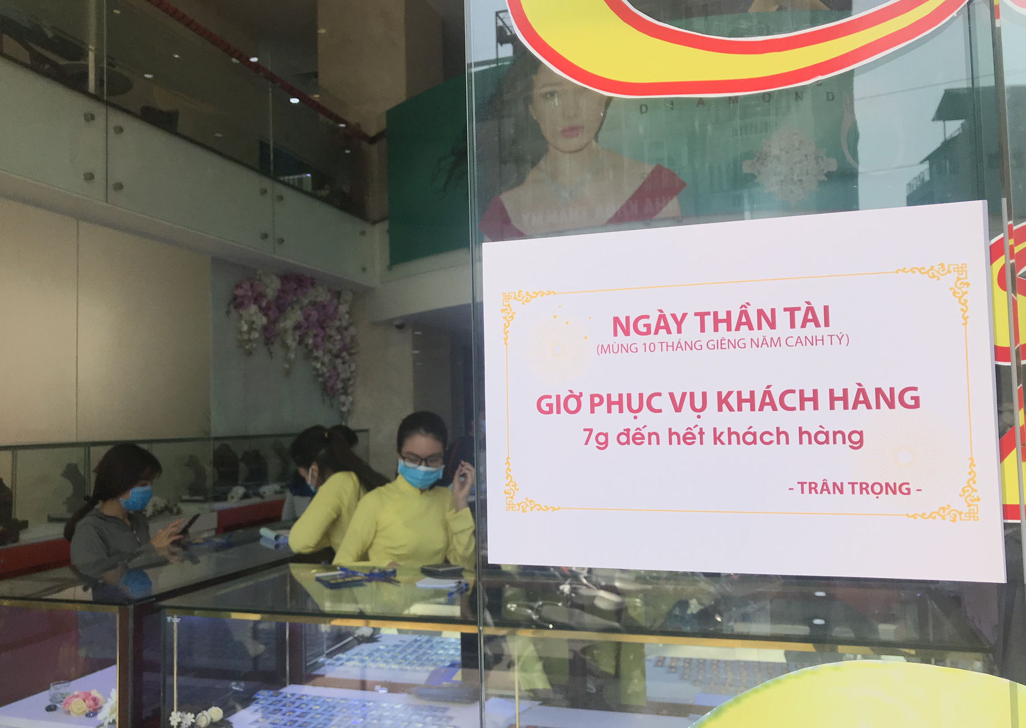 Chuyện lạ ngày vía Thần tài, giá vàng liên tục giảm, người người đổ xô đi mua vàng cầu may - Ảnh 14. Chuyện lạ ngày vía Thần tài, giá vàng liên tục giảm, người người đổ xô đi mua vàng cầu may - Ảnh 14.