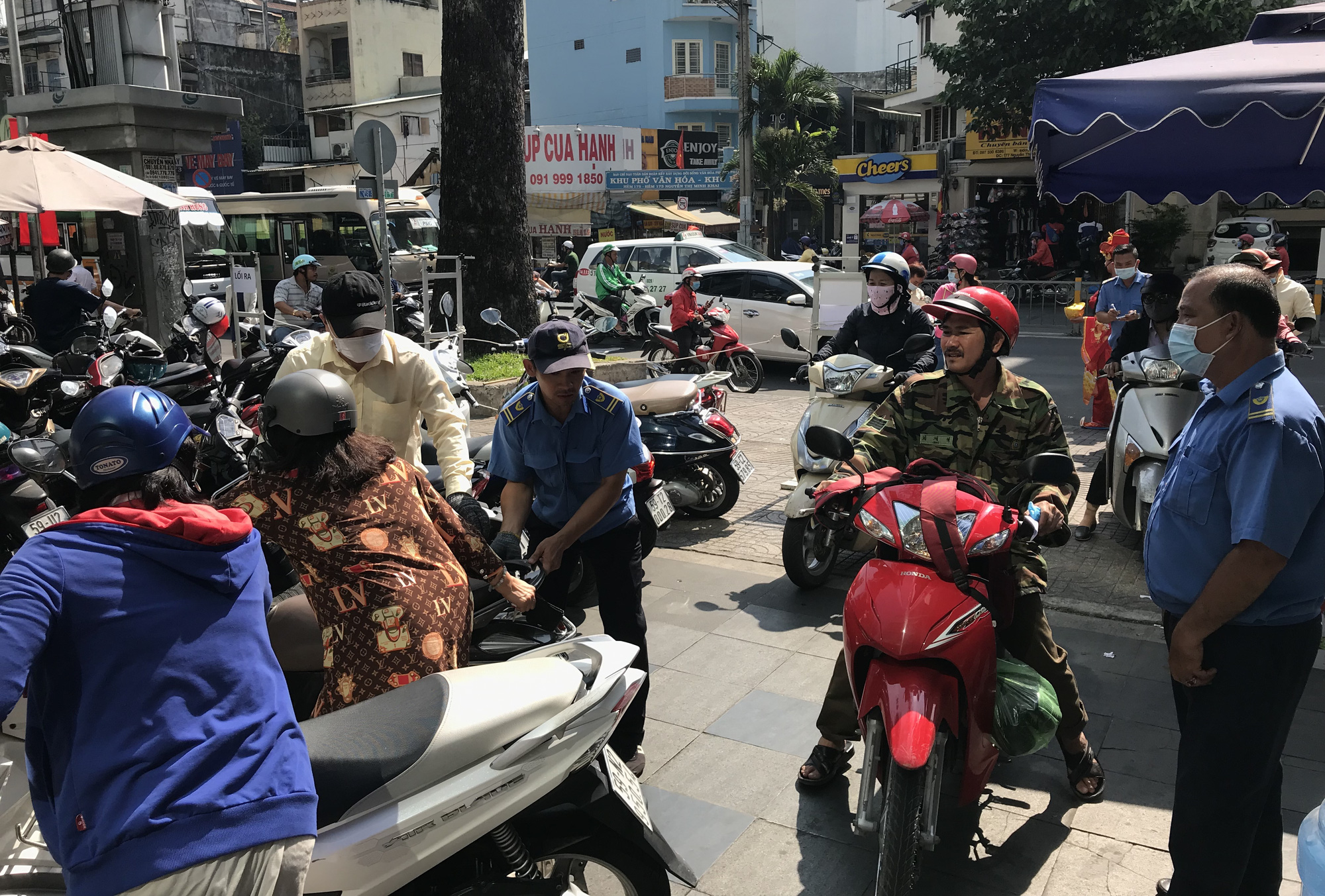 Chuyện lạ ngày vía Thần tài, giá vàng liên tục giảm, người người đổ xô đi mua vàng cầu may - Ảnh 9. Chuyện lạ ngày vía Thần tài, giá vàng liên tục giảm, người người đổ xô đi mua vàng cầu may - Ảnh 9.