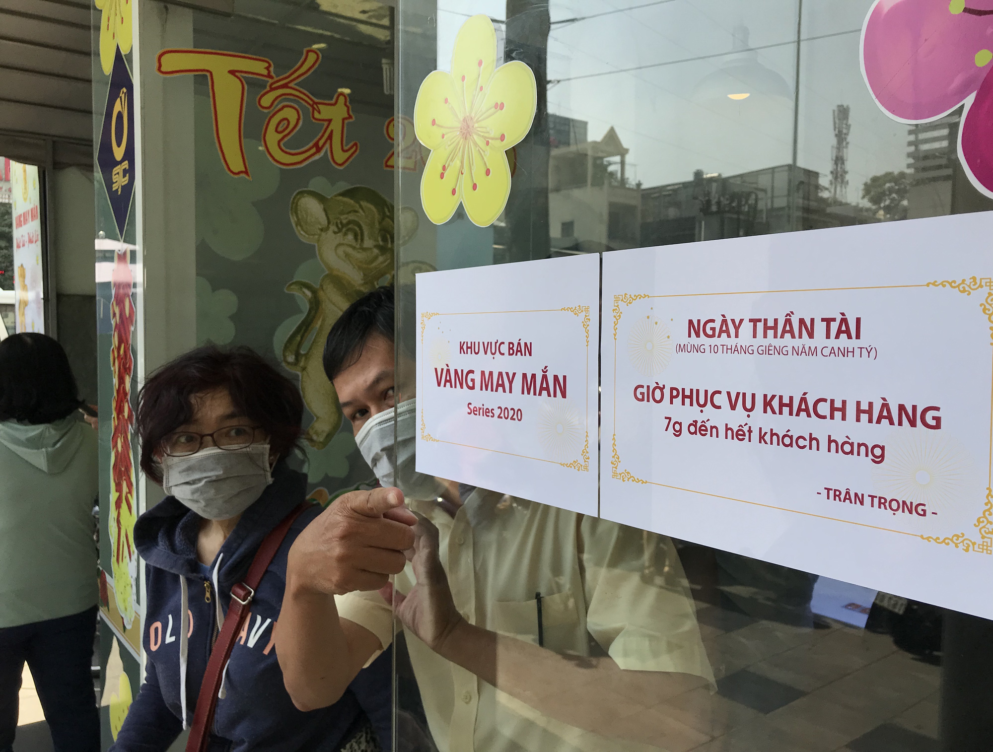 Người Sài Gòn ùn ùn xếp hàng, bốc số mua vàng ngày Thần tài để cầu may đầu năm - Ảnh 4. Người Sài Gòn ùn ùn xếp hàng, bốc số mua vàng ngày Thần tài để cầu may đầu năm - Ảnh 4.