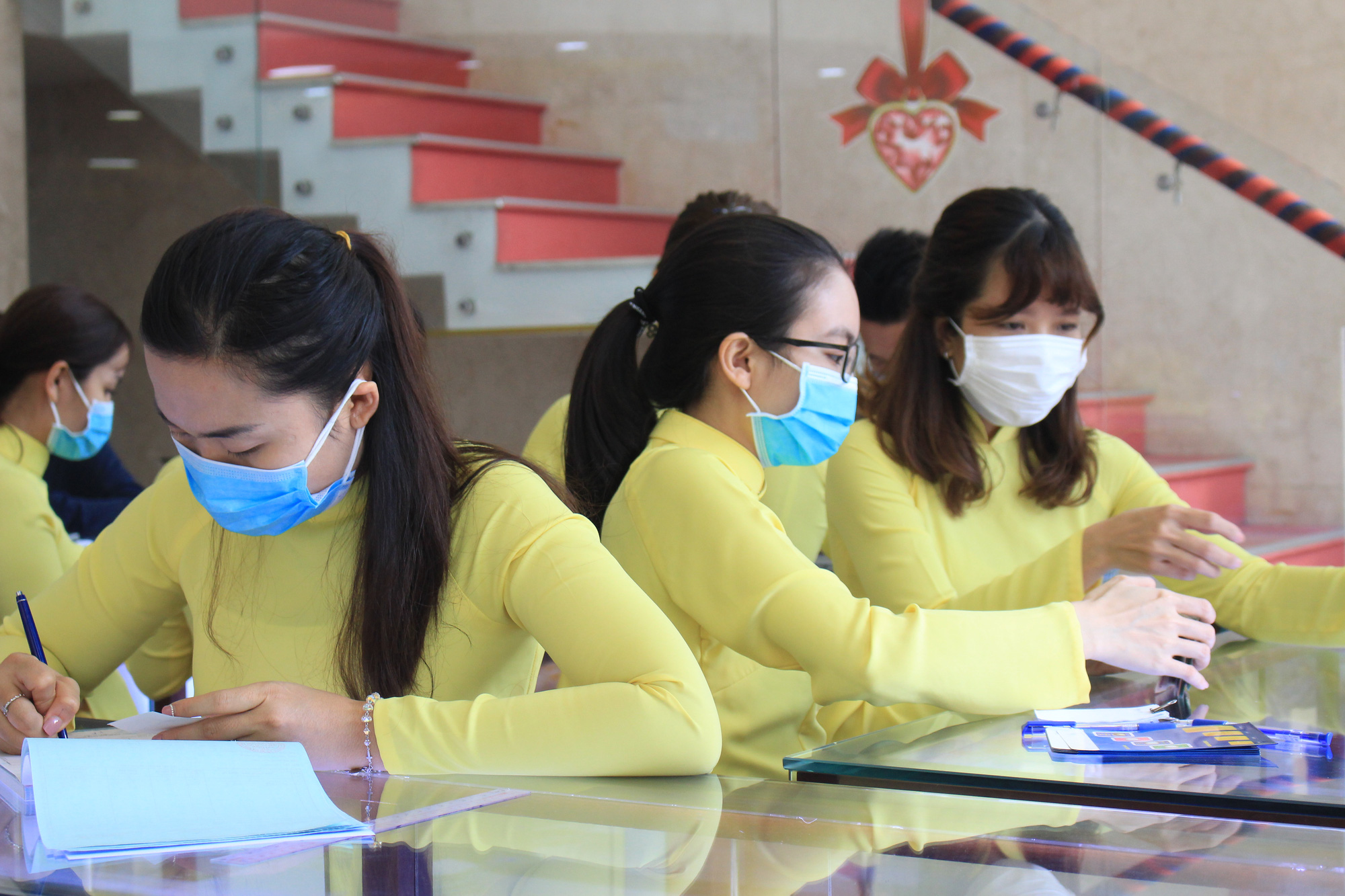 Người Sài Gòn ùn ùn xếp hàng, bốc số mua vàng ngày Thần tài để cầu may đầu năm - Ảnh 13. Người Sài Gòn ùn ùn xếp hàng, bốc số mua vàng ngày Thần tài để cầu may đầu năm - Ảnh 13.