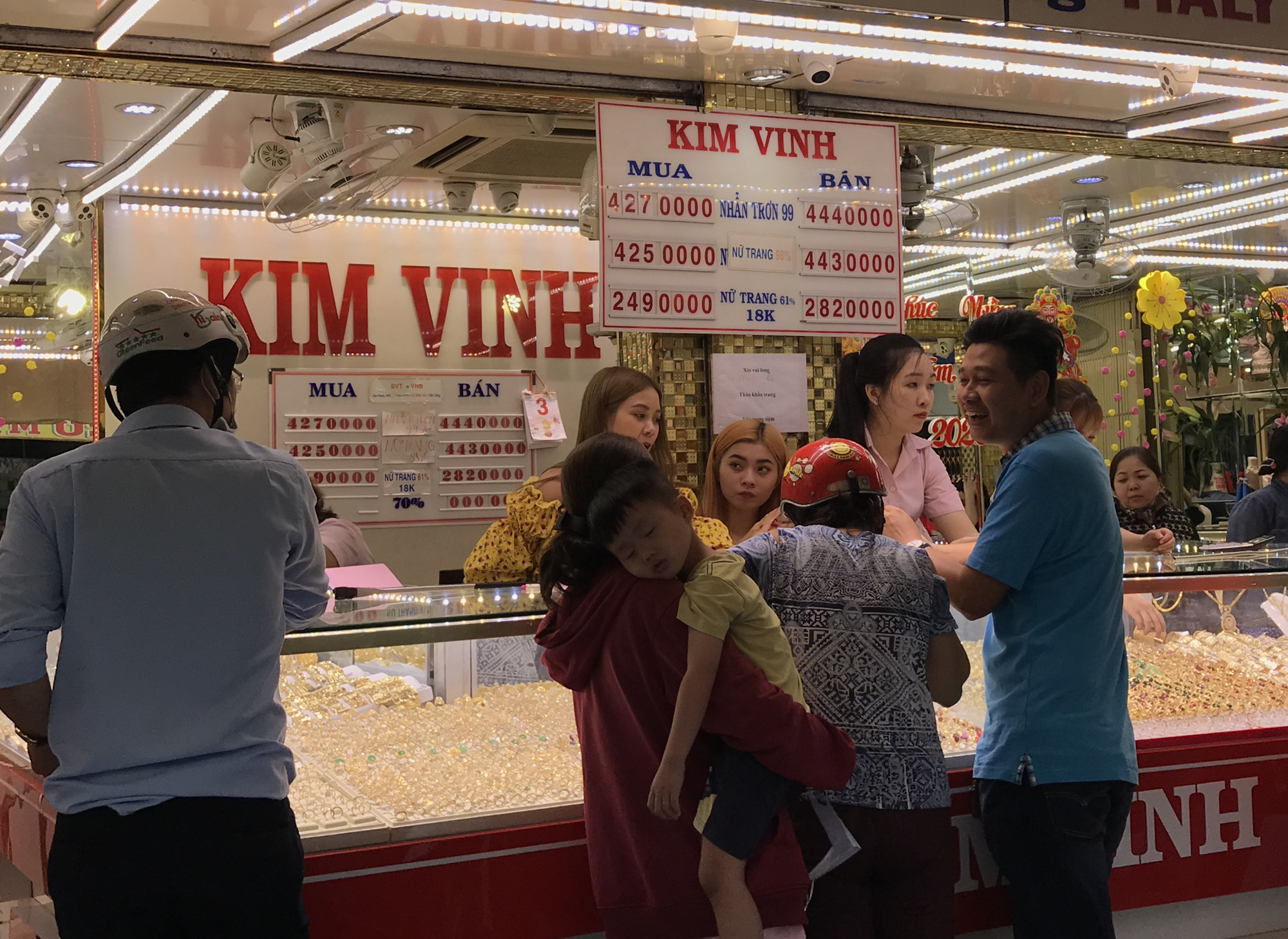 Loạn giá vàng ngày Vía Thần tài, có nơi đẩy chênh lệch mua bán lên đến 2-3 triệu đồng mỗi lượng - Ảnh 4. Loạn giá vàng ngày Vía Thần tài, có nơi đẩy chênh lệch mua bán lên đến 2-3 triệu đồng mỗi lượng - Ảnh 4.