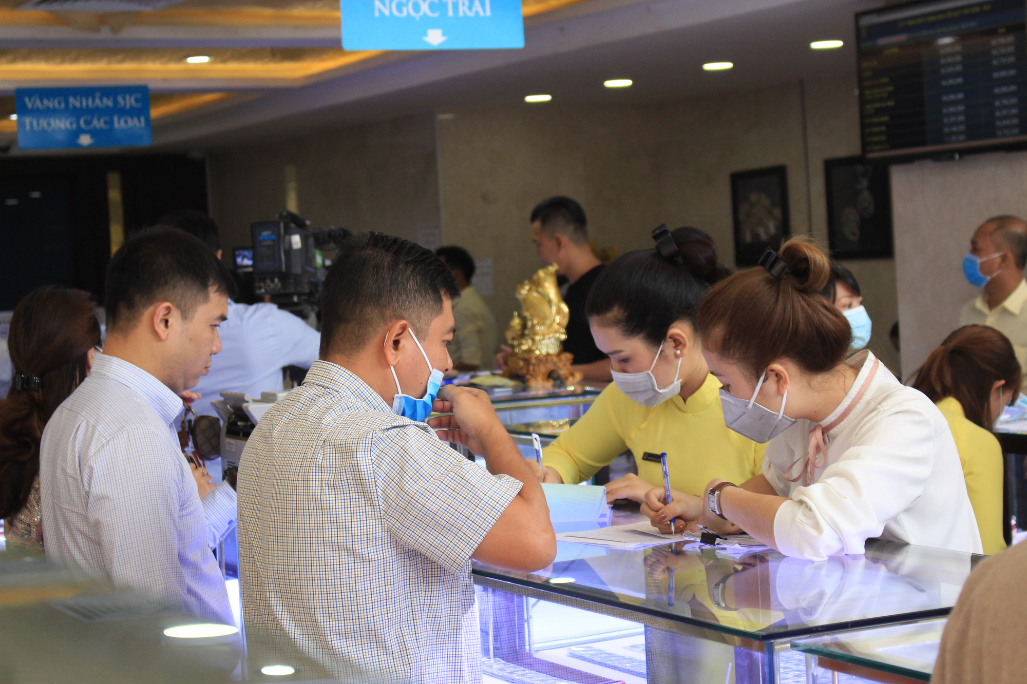 Sau Vía Thần Tài, giá vàng tiếp tục giảm mạnh, mua hôm qua đã mất đứt hơn triệu đồng - Ảnh 1. Sau Vía Thần Tài, giá vàng tiếp tục giảm mạnh, mua hôm qua đã mất đứt hơn triệu đồng - Ảnh 1.