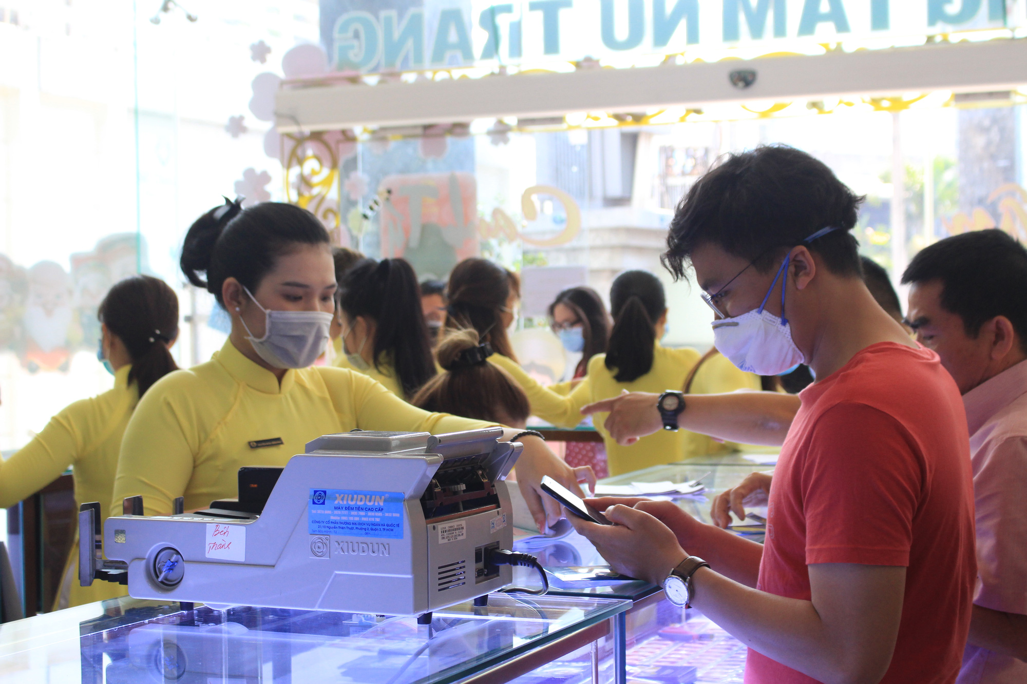 Loạn giá vàng ngày Vía Thần tài, có nơi đẩy chênh lệch mua bán lên đến 2-3 triệu đồng mỗi lượng - Ảnh 2. Loạn giá vàng ngày Vía Thần tài, có nơi đẩy chênh lệch mua bán lên đến 2-3 triệu đồng mỗi lượng - Ảnh 2.