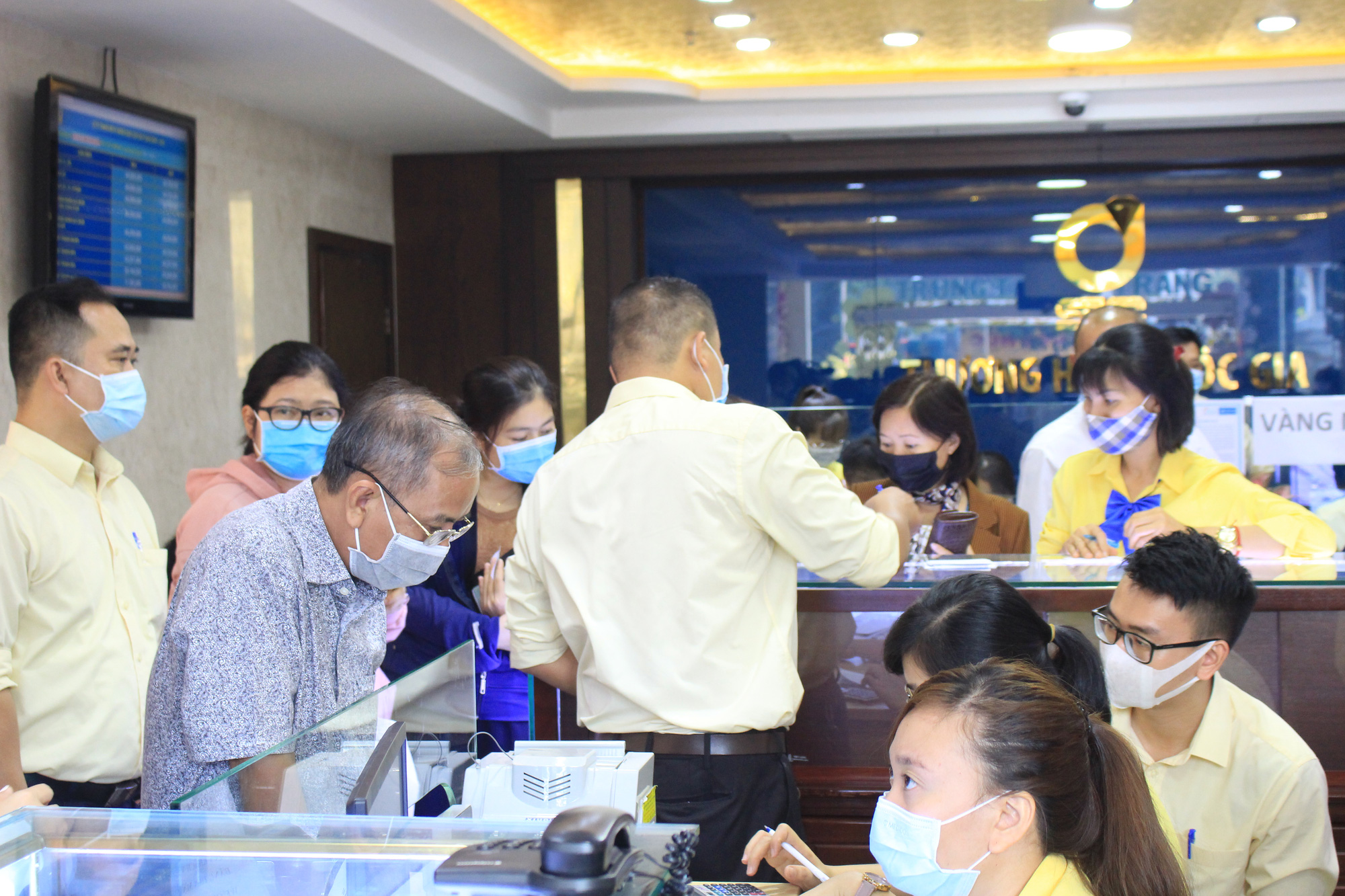 Chuyện lạ ngày vía Thần tài, giá vàng liên tục giảm, người người đổ xô đi mua vàng cầu may - Ảnh 5. Chuyện lạ ngày vía Thần tài, giá vàng liên tục giảm, người người đổ xô đi mua vàng cầu may - Ảnh 5.