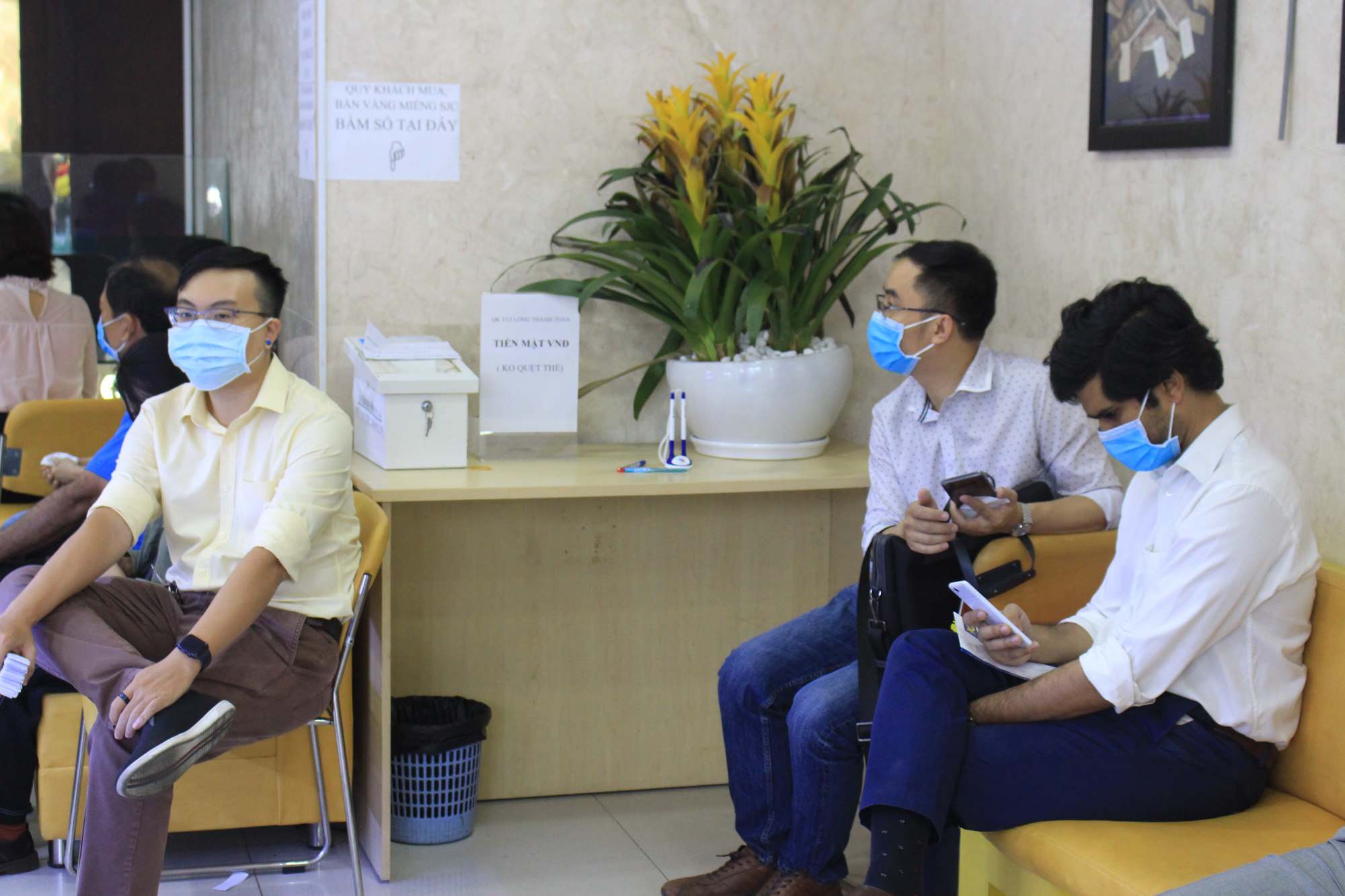 Chuyện lạ ngày vía Thần tài, giá vàng liên tục giảm, người người đổ xô đi mua vàng cầu may - Ảnh 12. Chuyện lạ ngày vía Thần tài, giá vàng liên tục giảm, người người đổ xô đi mua vàng cầu may - Ảnh 12.
